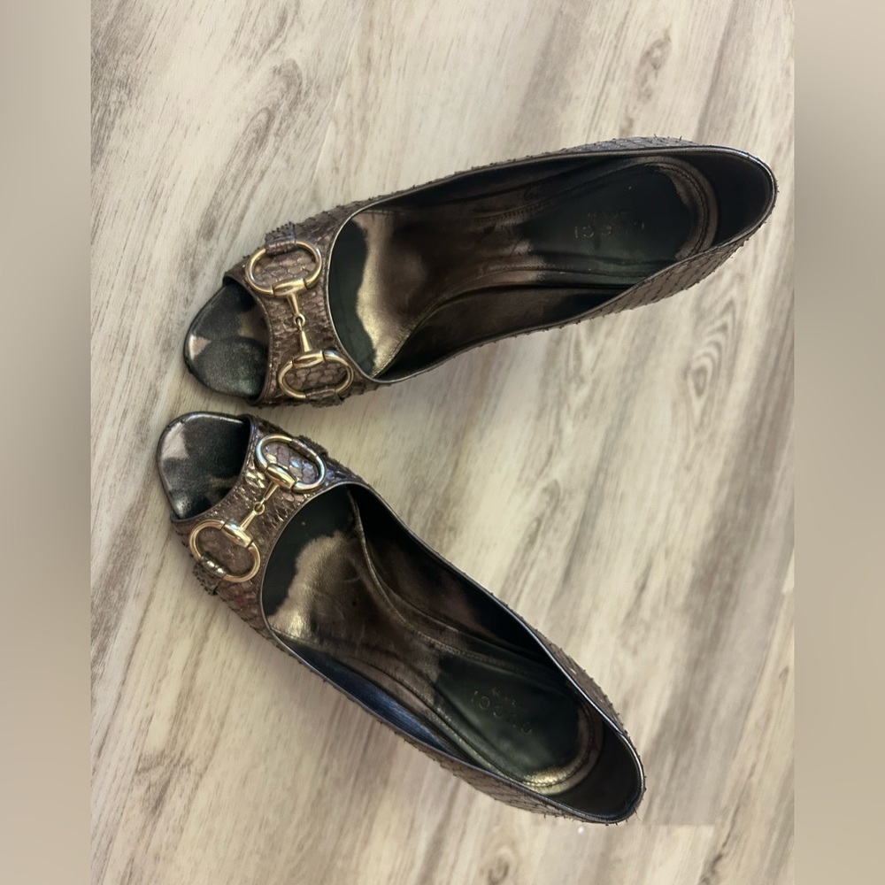 Gucci silver snakeskin horsebit peeptoe heels size 38